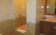 In-room Bathroom 4 Elty Smart Lesong Batu