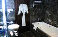 Phòng tắm bên trong 6 Cambridge Hotel Medan