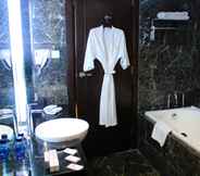 ห้องน้ำภายในห้อง 6 Cambridge Hotel Medan