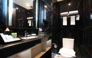 In-room Bathroom 5 Swiss-Belhotel Airport Jakarta