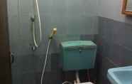 Toilet Kamar 7 Kartika Ayu Beach Inn