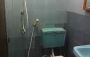 In-room Bathroom 7 Kartika Ayu Beach Inn