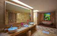 In-room Bathroom 5 Mesari Hotel Ubud