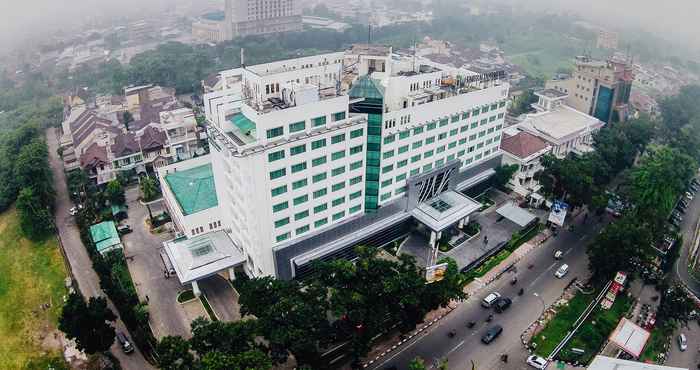 Bangunan Hotel Emerald Garden