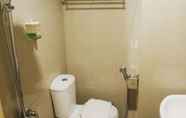 In-room Bathroom 6 D'Blitz Hotel Kendari