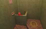 In-room Bathroom 4 Hotel Permata Atambua