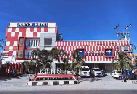 Bangunan John's Hotel