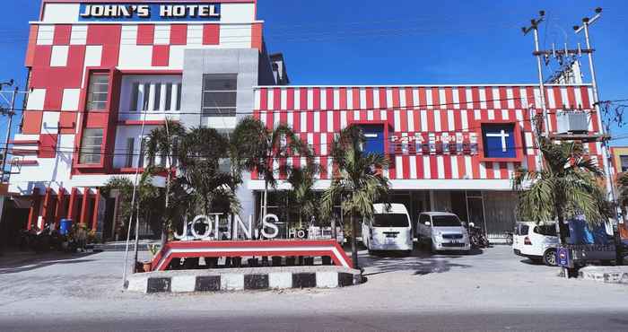 Exterior John's Hotel