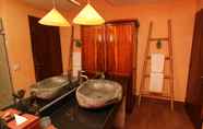 Phòng tắm bên trong 2 Petit Hotel Ubud