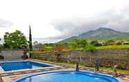 Swimming Pool 3 Arlinas Bungalow & Restaurant Kintamani