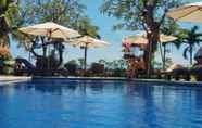 Kolam Renang 2 Frangipani Beach Hotel