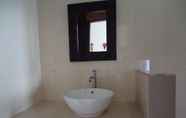 In-room Bathroom 2 Amerta Sari Hotel 