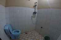 In-room Bathroom Dewi Homestay