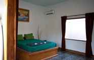 Kamar Tidur 4 La Bangkat Homestay and Warung