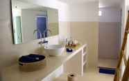 Toilet Kamar 3 Seri Resort Gili Meno - Adults Only