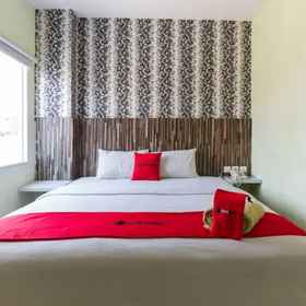 RedDoorz Plus @ Hertasning Area Makassar1 , 飯店Nasi kuning jumbo bajiminasa 2 dalam