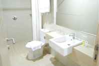 In-room Bathroom Yokotel Hotel Kebon Jati