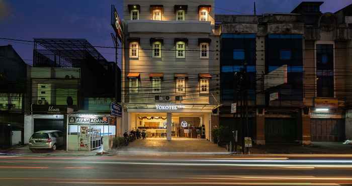 Bangunan Yokotel Hotel Kebon Jati