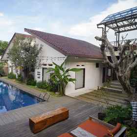 Exterior / Building 1 Omah Angkul Angkul Pool Villa, Polsek Cisarua Hotels