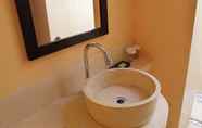 Toilet Kamar 6 The Semeton Homestay