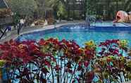 สระว่ายน้ำ 2 Bukit Daun Hotel & Resort
