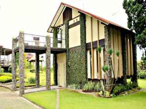 Bên ngoài 4 De Villa Istana Bunga by HouseinBandung