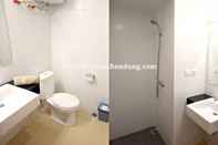 Bilik Mandi dalam Bilik De Beverly Dago Apartement by HouseinBandung