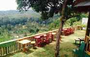 Restoran 4 Bale Kayu Home Stay & Restaurant