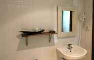 In-room Bathroom 3 Hotel Pendawa Gapura