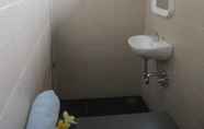 ห้องน้ำภายในห้อง 3 Agung & Sue Watering Hole Dormitory Sanur Bali