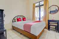 Bedroom SUPER OYO Flagship 90644 Cottage Nalendra Nuansa Nusantara