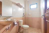 In-room Bathroom Cihampelas Hotel 2 Mitra RedDoorz