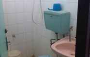 In-room Bathroom 7 Dwi Putra Hotel