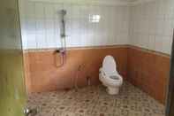 Toilet Kamar Flores Sare Hotel & Restaurant