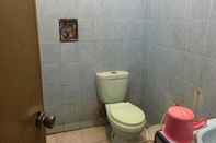 Toilet Kamar Hotel Flores