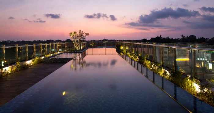 Kolam Renang Hotel Santika Seminyak