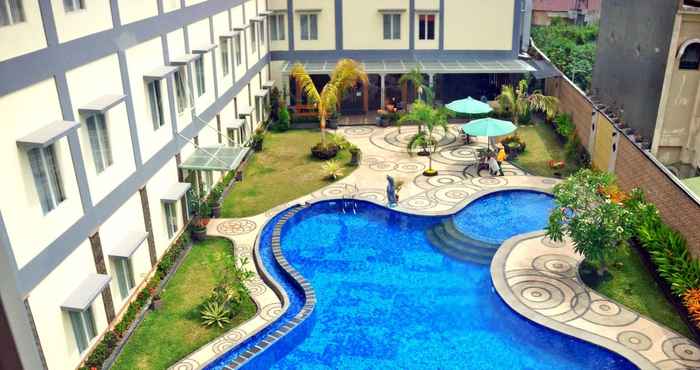 Swimming Pool Hotel Puri Indah & Convention