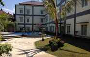 Hồ bơi 2 Hotel Puri Indah & Convention