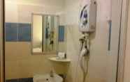 Toilet Kamar 6 Qish Hotel