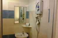 Toilet Kamar Qish Hotel