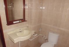 In-room Bathroom 5 Hotel Flores Mandiri