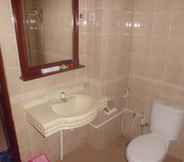 In-room Bathroom 5 Hotel Flores Mandiri