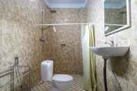 Toilet Kamar The Wina Echo Beach Guest House