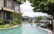 สระว่ายน้ำ 3 Lakeside Cottage