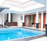 Swimming Pool 2 Sutan Raja Villa Kuningan