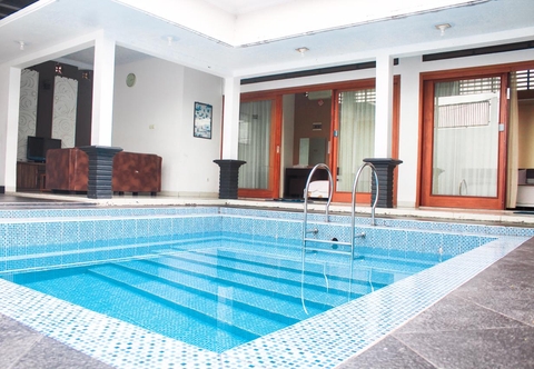 Swimming Pool Sutan Raja Villa Kuningan