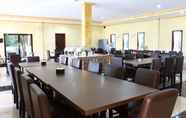 Restaurant 6 Bayak Hotel Bumdes Cipayung & Resort