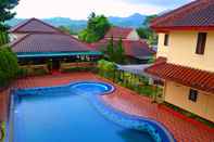 Kolam Renang Hotel Accram