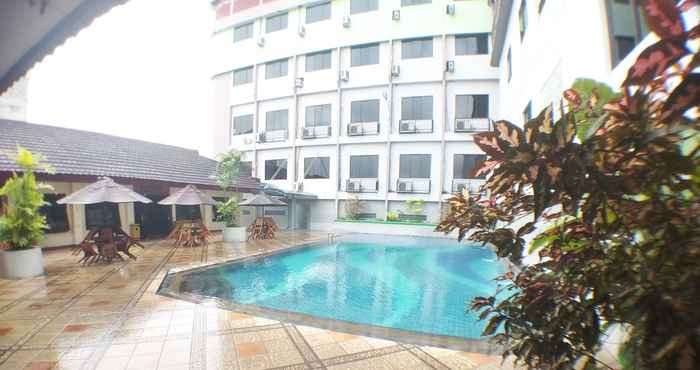 Kolam Renang Amans Hotel