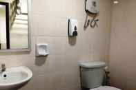 Toilet Kamar The Trend Hotel